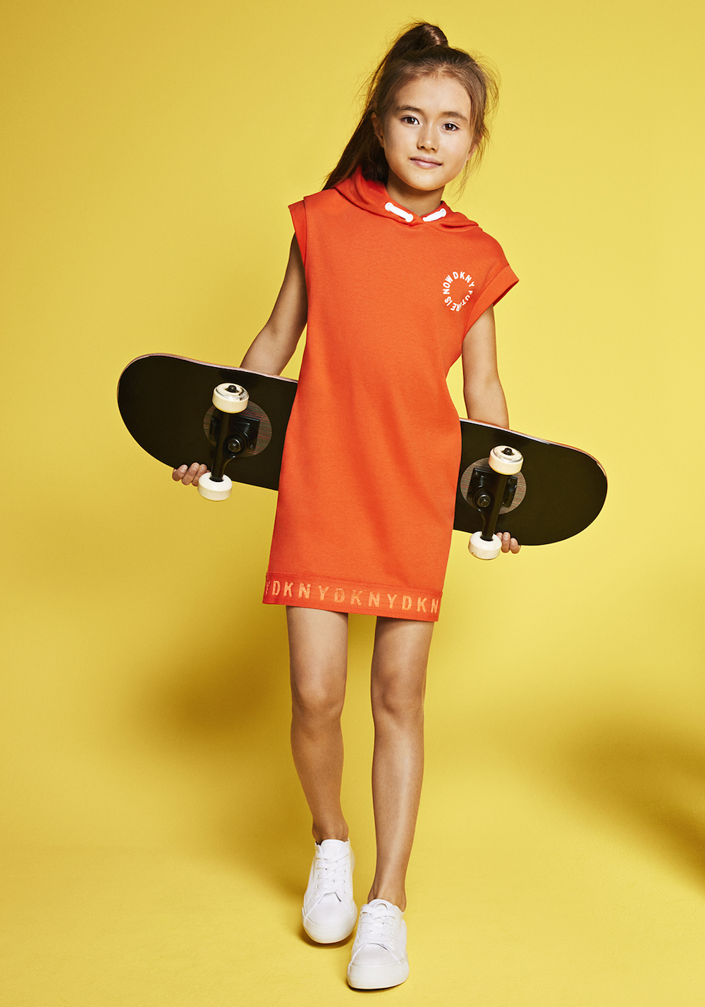DKNY SS18 lookbook de moda infantil, campaña de verano